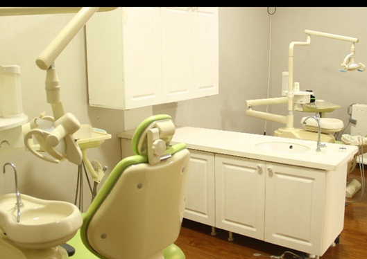 青岛牙博士口腔干净整齐的手术室