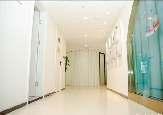 南京瑧颜医疗美容诊所宽敞整齐的走廊