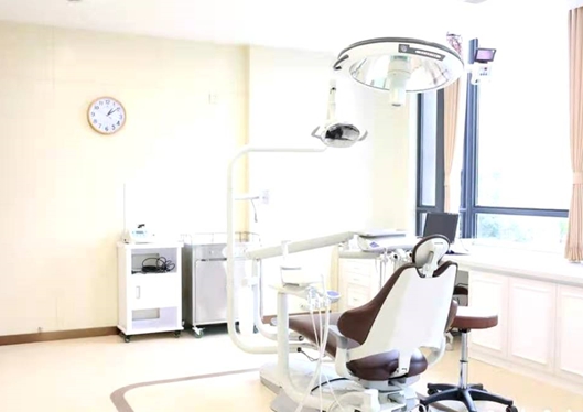 南京蓝鲟口腔医院无菌舒适的成人诊疗室