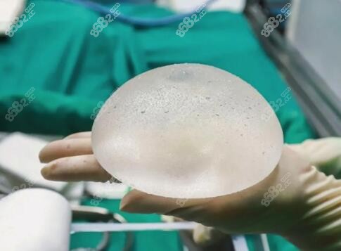 女子注射隆胸20年后成折磨乳房变形